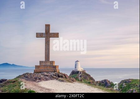 Faro Ynys Llanddwyn e croce religiosa, al tramonto in un giorno d'estate. Galles del Nord, Anglesey Foto Stock