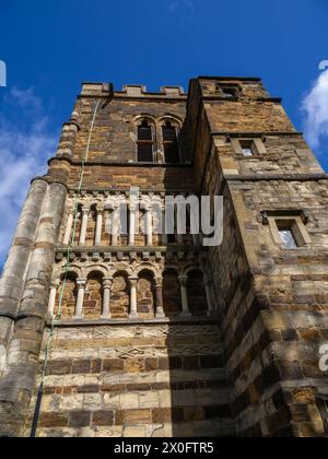 Esterno della Basilica di San Pietro, Northampton, Regno Unito; una ridondante chiesa normanna ora sotto la cura delle Chiese conservazione fiducia. Foto Stock