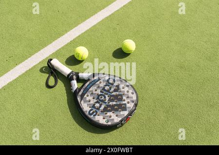 Ucraina Kiev, 02 aprile 2024. Racchetta e palla da paddle tennis Foto Stock