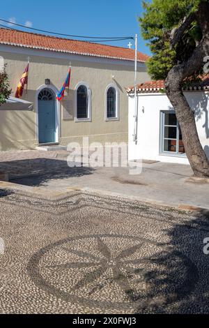 La chiesa di San Nicola (Agios Nikolaos), con il suo piazzale acciottolato, la chiesa metropolitana dell'isola di Spetses, in Grecia, Europa, costruita nel 1700 Foto Stock