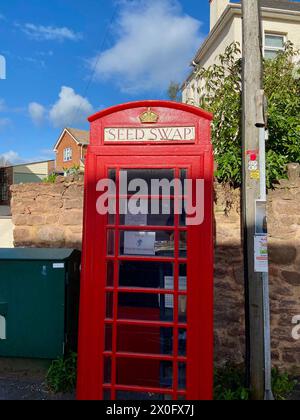 Un classico chiosco telefonico rosso britannico K2 riutilizzato come scambio di semi nel liceo vescovile vicino a taunton somerset inghilterra Regno Unito Foto Stock