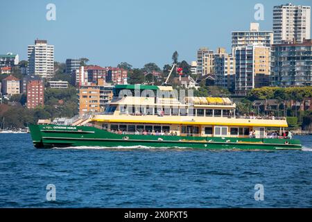 Traghetto di Sydney, il traghetto MV Catherine Hamlin viaggia sul porto di Sydney con quartieri orientali che ospitano dietro Sydney, Australia Foto Stock