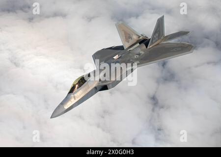 Un F-22A Raptor assegnato al 19th Fighter Squadron, Joint base Pearl Harbor–Hickam, Hawaii, parte dopo aver ricevuto rifornimenti aerei durante un grande Foto Stock