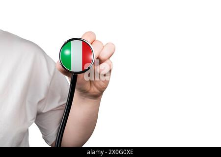 Testa di uno stetoscopio medico a forma di bandiera italiana in mano (primo piano), isolato su sfondo bianco. Concetto di sistema sanitario italiano Foto Stock