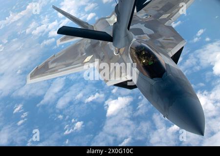 Un F-22A Raptor assegnato al 19th Fighter Squadron, Joint base Pearl Harbor–Hickam, Hawaii, si avvicina al 909th Air Refueling Squadron KC-135 strato Foto Stock