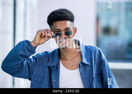 Sorridente giovane adulto che guarda la macchina fotografica. Foto Stock