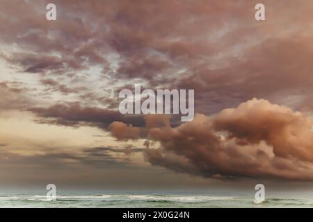 Splendide nuvole di tramonto sulla spiaggia di Destin Florida Foto Stock