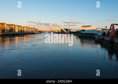 Vista sul fiume dagli edifici al sole della sera Foto Stock