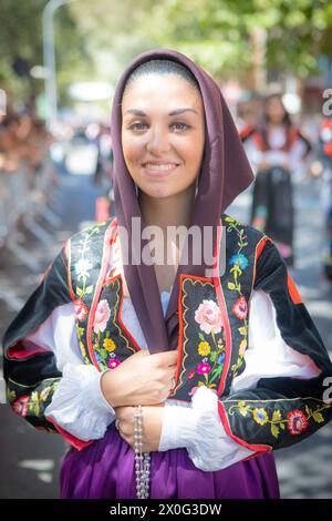 NUORO, ITALIA - 2017 LUGLIO 16 - abito tradizionale sardo indossato da belle ragazze Foto Stock