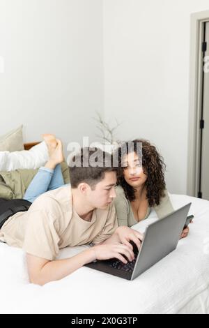 Accoppiare il lavoro su un laptop in un ambiente domestico Foto Stock