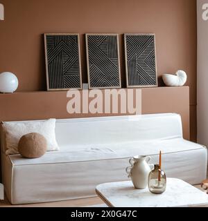 Gli interni sono in stile scandinavo. interni scuri Foto Stock