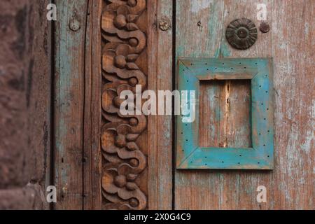 Dettagliata di vecchia porta rustica in legno inciso Foto Stock