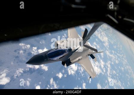 Un F-35A Lighting II assegnato al 4th Fighter Squadron, Hill Air Force base, Utah, riceve rifornimento aereo da un 909th Air Refueling Squadron KC Foto Stock