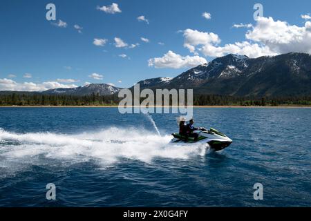 Un paio di corse su un WaveRunner sul lago Tahoe, California. Foto Stock