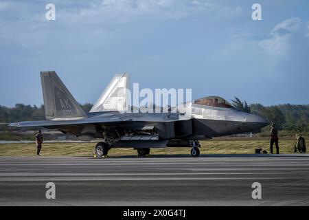 Un F-22 Raptor della U.S. Air Force assegnato al 90th Expeditionary Fighter Squadron siede sulla linea di volo prima di una sortita durante Agile Reaper Foto Stock