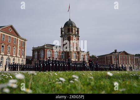 Gli ufficiali cadetti che commissionano come ufficiali dell'esercito si riuniscono nella nuova piazza del College prima di partecipare alla Sovereign's Parade presso il vecchio college della Royal Military Academy Sandhurst (RMA) a Camberley, nel Surrey. Il capo di stato maggiore dell'esercito in Francia rappresenta il re Carlo III alla parata nel 120° anno della firma dell'intesa cordiale anglo-francese. Data foto: Venerdì 12 aprile 2024. Foto Stock