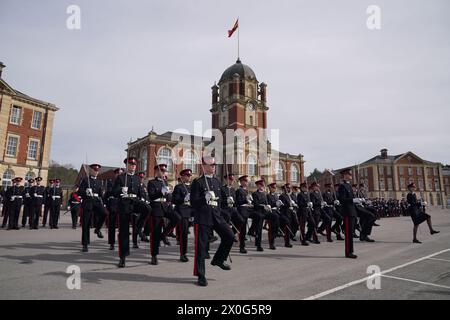 Gli ufficiali cadetti che commissionano come ufficiali dell'esercito si riuniscono nella nuova piazza del College prima di partecipare alla Sovereign's Parade presso il vecchio college della Royal Military Academy Sandhurst (RMA) a Camberley, nel Surrey. Il capo di stato maggiore dell'esercito in Francia rappresenta il re Carlo III alla parata nel 120° anno della firma dell'intesa cordiale anglo-francese. Data foto: Venerdì 12 aprile 2024. Foto Stock