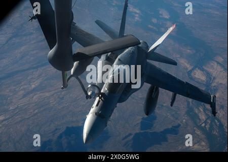 Un F/A-18 Hornet del corpo dei Marines assegnato al Marine Fighter Attack Squadron 312 riceve carburante da un KC-135 Stratotanker della U.S. Air Force Foto Stock