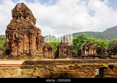 Antiche rovine del Tempio nel Santuario di mio figlio, Vietnam. My Son Sanctuary è un'importante reliquia storica dell'antico regno di Cham. Foto Stock