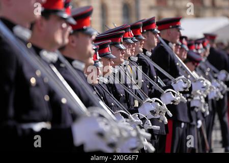 Gli ufficiali cadetti che commissionano come ufficiali dell'esercito si preparano nella nuova College Square davanti alla Sovereign's Parade presso il vecchio college della Royal Military Academy Sandhurst (RMA) a Camberley, Surrey. Il capo di stato maggiore dell'esercito in Francia rappresenta il re Carlo III alla parata nel 120° anno della firma dell'intesa cordiale anglo-francese. Data foto: Venerdì 12 aprile 2024. Foto Stock