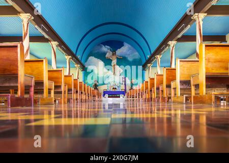 Interno multicolore della chiesa principale di la fortuna de San Carlos, porta d'ingresso al Parco Nazionale del Vulcano Arenal in Costa Rica America centrale Foto Stock