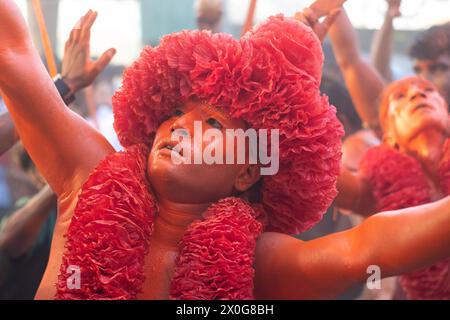 Munshiganj, Dacca, Bangladesh. 12 aprile 2024. I devoti indù hanno preso parte al festival annuale Lal Kach (vetro rosso) a Munshiganj, Bangladesh. Durante il festival Hindu Lal Kach, bambini e uomini si dipingono di colore rosso e partecipano a una processione con spade mentre mostrano il potere contro il male e accolgono il nuovo anno Bengalese. Il festival di Lal Kach è ben noto per la comunità locale da più di cento anni. Credito fotografico: ZUMA Press/Alamy Live News Foto Stock