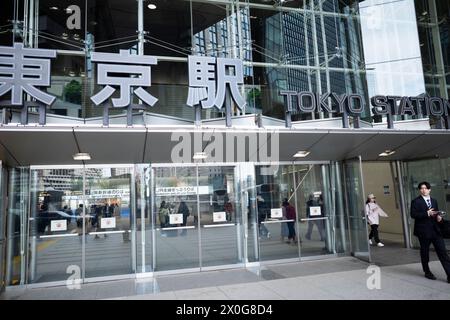 Tokyo, Giappone. 12 aprile 2024. La stazione di Tokyo, aperta nel 1914, è uno storico snodo dei trasporti in Giappone. La sua iconica facciata in mattoni rossi e i tetti a cupola riflettono l'architettura dell'inizio del XX secolo. Serve milioni di passeggeri ogni anno, collega varie linee ferroviarie, tra cui i treni ad alta velocità Shinkansen, rendendolo una porta vitale per Tokyo e oltre. (Credit Image: © Taidgh Barron/ZUMA Press Wire) SOLO PER USO EDITORIALE! Non per USO commerciale! Foto Stock