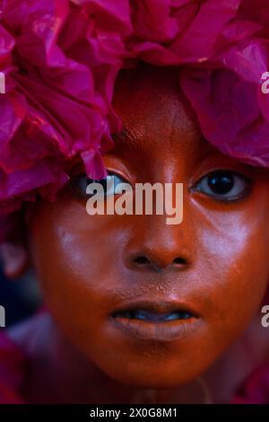 Munshiganj, Dacca, Bangladesh. 12 aprile 2024. I devoti indù hanno preso parte al festival annuale Lal Kach (vetro rosso) a Munshiganj, Bangladesh. Durante il festival Hindu Lal Kach, bambini e uomini si dipingono di colore rosso e partecipano a una processione con spade mentre mostrano il potere contro il male e accolgono il nuovo anno Bengalese. Il festival di Lal Kach è ben noto per la comunità locale da più di cento anni. Credito fotografico: ZUMA Press/Alamy Live News Foto Stock