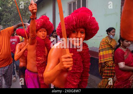 Munshiganj, Dacca, Bangladesh. 12 aprile 2024. I devoti indù hanno preso parte al festival annuale Lal Kach (vetro rosso) a Munshiganj, Bangladesh. Durante il festival Hindu Lal Kach, bambini e uomini si dipingono di colore rosso e partecipano a una processione con spade mentre mostrano il potere contro il male e accolgono il nuovo anno Bengalese. Il festival di Lal Kach è ben noto per la comunità locale da più di cento anni. Credito fotografico: ZUMA Press/Alamy Live News Foto Stock