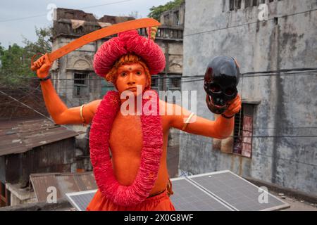 Munshiganj, Dacca, Bangladesh. 12 aprile 2024. I devoti indù hanno preso parte al festival annuale Lal Kach (vetro rosso) a Munshiganj, Bangladesh. Durante il festival Hindu Lal Kach, bambini e uomini si dipingono di colore rosso e partecipano a una processione con spade mentre mostrano il potere contro il male e accolgono il nuovo anno Bengalese. Il festival di Lal Kach è ben noto per la comunità locale da più di cento anni. Credito fotografico: ZUMA Press/Alamy Live News Foto Stock