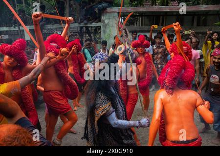 Munshiganj, Dacca, Bangladesh. 12 aprile 2024. I devoti indù hanno preso parte al festival annuale Lal Kach (vetro rosso) a Munshiganj, Bangladesh. Durante il festival Hindu Lal Kach, bambini e uomini si dipingono di colore rosso e partecipano a una processione con spade mentre mostrano il potere contro il male e accolgono il nuovo anno Bengalese. Il festival di Lal Kach è ben noto per la comunità locale da più di cento anni. Credito fotografico: ZUMA Press/Alamy Live News Foto Stock