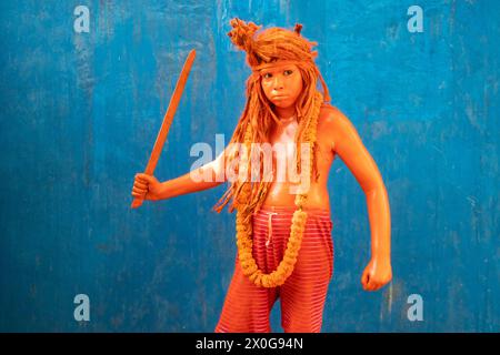 Munshiganj, Dacca, Bangladesh. 12 aprile 2024. I devoti indù hanno preso parte al festival annuale Lal Kach (vetro rosso) a Munshiganj, Bangladesh. Durante il festival Hindu Lal Kach, bambini e uomini si dipingono di colore rosso e partecipano a una processione con spade mentre mostrano il potere contro il male e accolgono il nuovo anno Bengalese. Il festival di Lal Kach è ben noto per la comunità locale da più di cento anni. Credito fotografico: ZUMA Press/Alamy Live News Foto Stock