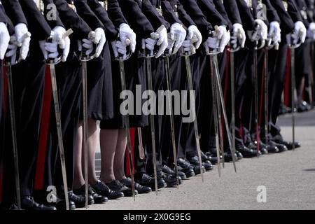 Gli ufficiali cadetti che si affidano come ufficiali dell'esercito si trovano facilmente nella nuova College Square davanti alla Sovereign's Parade presso il vecchio college della Royal Military Academy Sandhurst (RMA) a Camberley, Surrey. Il capo di stato maggiore dell'esercito in Francia rappresenta il re Carlo III alla parata nel 120° anno della firma dell'intesa cordiale anglo-francese. Data foto: Venerdì 12 aprile 2024. Foto Stock