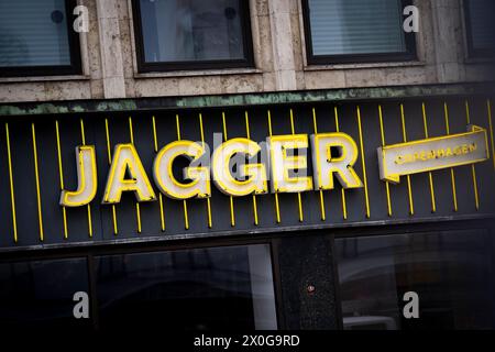 La catena di hamburger Jagger a Raadhuspladsen a Copenaghen, Danimarca, venerdì 12 aprile 2024. La catena di hamburger ha 18 ristoranti a Copenhagen. La catena danese di hamburger Jagger è finita in una disputa con Mick Jagger, frontman della band Rolling Stones. Ciò risulta dai documenti del caso dell'autorità europea per i brevetti e i marchi, secondo i media danesi Boersen. Secondo i media, la catena di hamburger sta cercando di ottenere il diritto esclusivo di vendere hamburger e gestire ristoranti con questo nome. Ma l'azienda dietro le setole dei Rolling Stones. La catena di hamburger ha visto la luce nel 201 Foto Stock