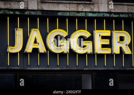 La catena di hamburger Jagger a Raadhuspladsen a Copenaghen, Danimarca, venerdì 12 aprile 2024. La catena di hamburger ha 18 ristoranti a Copenhagen. La catena danese di hamburger Jagger è finita in una disputa con Mick Jagger, frontman della band Rolling Stones. Ciò risulta dai documenti del caso dell'autorità europea per i brevetti e i marchi, secondo i media danesi Boersen. Secondo i media, la catena di hamburger sta cercando di ottenere il diritto esclusivo di vendere hamburger e gestire ristoranti con questo nome. Ma l'azienda dietro le setole dei Rolling Stones. La catena di hamburger ha visto la luce nel 201 Foto Stock