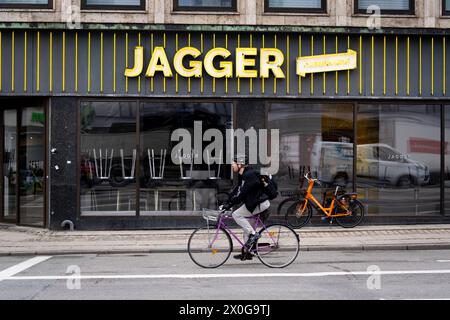 La catena di hamburger Jagger a Raadhuspladsen a Copenaghen, Danimarca, venerdì 12 aprile 2024. La catena di hamburger ha 18 ristoranti a Copenhagen. La catena danese di hamburger Jagger è finita in una disputa con Mick Jagger, frontman della band Rolling Stones. Ciò risulta dai documenti del caso dell'autorità europea per i brevetti e i marchi, secondo i media danesi Boersen. Secondo i media, la catena di hamburger sta cercando di ottenere il diritto esclusivo di vendere hamburger e gestire ristoranti con questo nome. Ma l'azienda dietro le setole dei Rolling Stones. La catena di hamburger ha visto la luce nel 201 Foto Stock