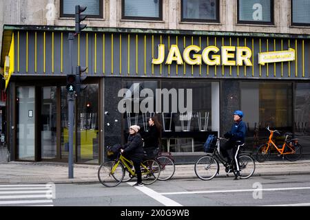 La catena di hamburger Jagger a Raadhuspladsen a Copenaghen, Danimarca, venerdì 12 aprile 2024. La catena di hamburger ha 18 ristoranti a Copenhagen. La catena danese di hamburger Jagger è finita in una disputa con Mick Jagger, frontman della band Rolling Stones. Ciò risulta dai documenti del caso dell'autorità europea per i brevetti e i marchi, secondo i media danesi Boersen. Secondo i media, la catena di hamburger sta cercando di ottenere il diritto esclusivo di vendere hamburger e gestire ristoranti con questo nome. Ma l'azienda dietro le setole dei Rolling Stones. La catena di hamburger ha visto la luce nel 201 Foto Stock