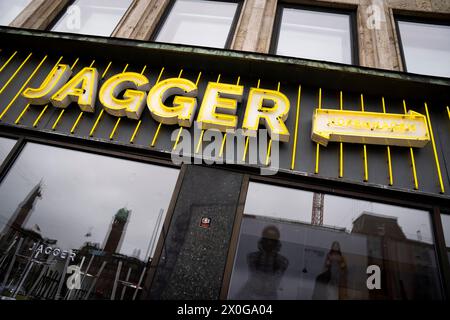 La catena di hamburger Jagger a Raadhuspladsen a Copenaghen, Danimarca, venerdì 12 aprile 2024. La catena di hamburger ha 18 ristoranti a Copenhagen. La catena danese di hamburger Jagger è finita in una disputa con Mick Jagger, frontman della band Rolling Stones. Ciò risulta dai documenti del caso dell'autorità europea per i brevetti e i marchi, secondo i media danesi Boersen. Secondo i media, la catena di hamburger sta cercando di ottenere il diritto esclusivo di vendere hamburger e gestire ristoranti con questo nome. Ma l'azienda dietro le setole dei Rolling Stones. La catena di hamburger ha visto la luce nel 201 Foto Stock