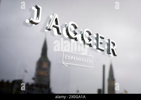 La catena di hamburger Jagger a Raadhuspladsen a Copenaghen, Danimarca, venerdì 12 aprile 2024. La catena di hamburger ha 18 ristoranti a Copenhagen. La catena danese di hamburger Jagger è finita in una disputa con Mick Jagger, frontman della band Rolling Stones. Ciò risulta dai documenti del caso dell'autorità europea per i brevetti e i marchi, secondo i media danesi Boersen. Secondo i media, la catena di hamburger sta cercando di ottenere il diritto esclusivo di vendere hamburger e gestire ristoranti con questo nome. Ma l'azienda dietro le setole dei Rolling Stones. La catena di hamburger ha visto la luce nel 201 Foto Stock