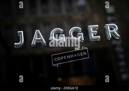 La catena di hamburger Jagger a Raadhuspladsen a Copenaghen, Danimarca, venerdì 12 aprile 2024. La catena di hamburger ha 18 ristoranti a Copenhagen. La catena danese di hamburger Jagger è finita in una disputa con Mick Jagger, frontman della band Rolling Stones. Ciò risulta dai documenti del caso dell'autorità europea per i brevetti e i marchi, secondo i media danesi Boersen. Secondo i media, la catena di hamburger sta cercando di ottenere il diritto esclusivo di vendere hamburger e gestire ristoranti con questo nome. Ma l'azienda dietro le setole dei Rolling Stones. La catena di hamburger ha visto la luce nel 201 Foto Stock