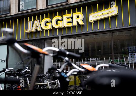 La catena di hamburger Jagger a Raadhuspladsen a Copenaghen, Danimarca, venerdì 12 aprile 2024. La catena di hamburger ha 18 ristoranti a Copenhagen. La catena danese di hamburger Jagger è finita in una disputa con Mick Jagger, frontman della band Rolling Stones. Ciò risulta dai documenti del caso dell'autorità europea per i brevetti e i marchi, secondo i media danesi Boersen. Secondo i media, la catena di hamburger sta cercando di ottenere il diritto esclusivo di vendere hamburger e gestire ristoranti con questo nome. Ma l'azienda dietro le setole dei Rolling Stones. La catena di hamburger ha visto la luce nel 201 Foto Stock