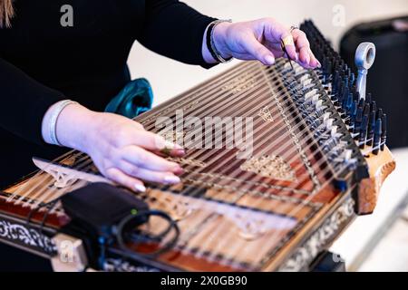 Le mani delle donne suonano lo strumento musicale Qanoon arabo durante una Sinfonia Foto Stock