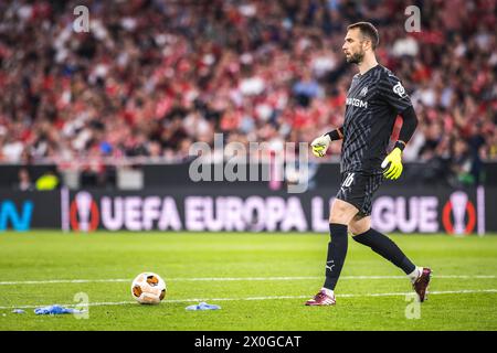 Lisbona, Portogallo. 11 aprile 2024. Pau Lopez, portiere dell'Olympique de Marseille in azione durante la partita di andata dei quarti di finale di UEFA Europa League tra SL Benfica e Olympique de Marseille all'Estadio da Luz di Lisbona. (Punteggio finale: SL Benfica 2 - 1 Olympique de Marseille) (foto di Henrique Casinhas/SOPA Images/Sipa USA) credito: SIPA USA/Alamy Live News Foto Stock