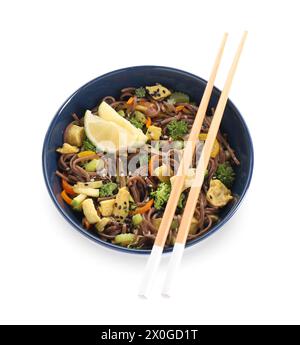 Friggere in padella. Deliziosi spaghetti cotti con pollo e verdure in una ciotola isolata sul bianco, vista dall'alto Foto Stock