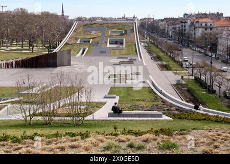 BUDAPEST, UNGHERIA - 13 MARZO 2023: Questa è una vista del tetto verde concavo dell'edificio moderno del Museo di Etnografia. Foto Stock