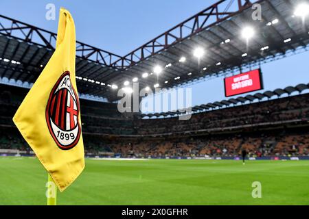 Uno stemma dell'AC Milan è stampato su una bandiera d'angolo durante la partita di calcio dell'Europa League tra l'AC Milan e L'AS Roma allo stadio San Siro di Milano (Italia), 11 aprile 2024. Foto Stock