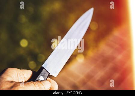 Männerhand mit Messer, Symbolfoto Kriminalität *** mano maschile con coltello, crimine fotografico simbolico Foto Stock