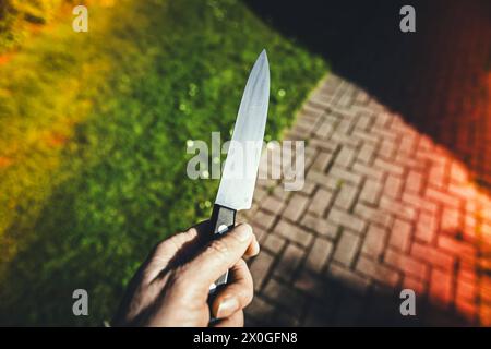 Männerhand mit Messer, Symbolfoto Kriminalität *** mano maschile con coltello, crimine fotografico simbolico Foto Stock