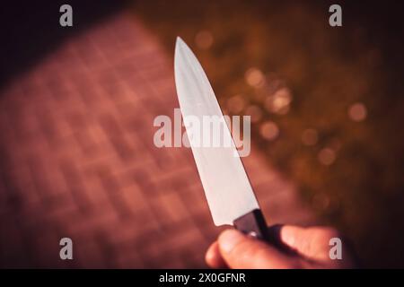 Männerhand mit Messer, Symbolfoto Kriminalität *** mano maschile con coltello, crimine fotografico simbolico Foto Stock