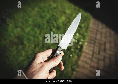 Männerhand mit Messer, Symbolfoto Kriminalität *** mano maschile con coltello, crimine fotografico simbolico Foto Stock